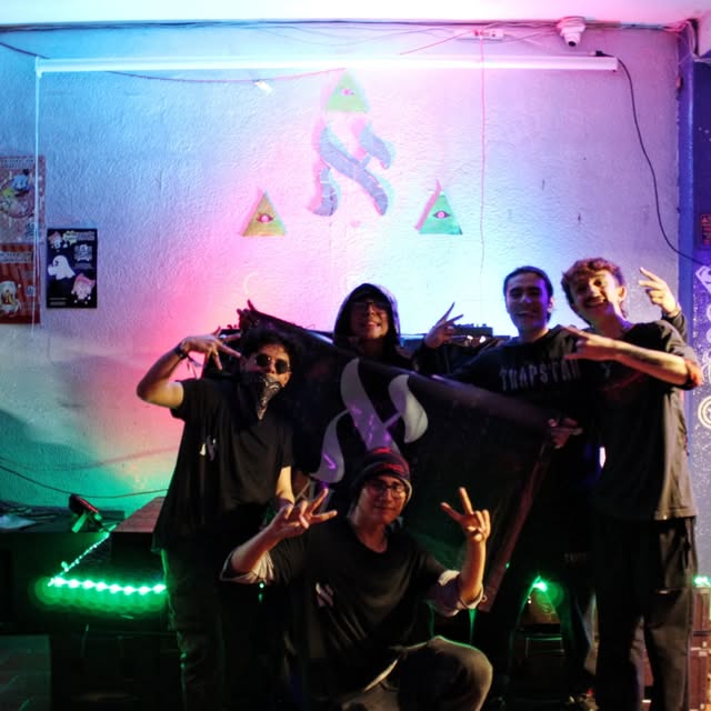 El crew de Alef con la bandera del colectivo en un evento underground